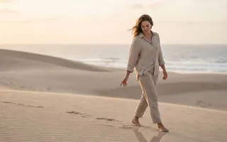 Mujer reflexionando sobre su relación con el cuerpo