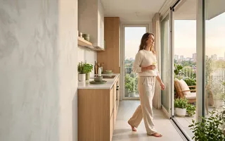 Mujer realizando una rutina energética diaria