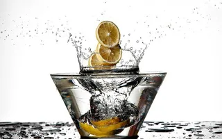 10 BENEFICIOS DE BEBER AGUA CON LIMÓN