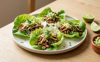 Tacos de lechuga rellenos de carne picada, queso y guacamole